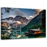 Leinwandbild, Hütte an einem See in den Bergen 