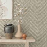 Vliesbehang met visgraatmotief en houtlook beige houtlook 