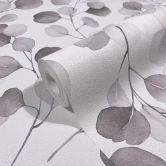 Vliesbehang met geverfde bladeren wit, paarse bloemen 