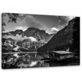 Leinwandbild, Hütte an einem Bergsee - schwarz und weiß 