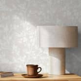 Vliestapete mit leicht glänzendem Blattmotiv grau, beige Floral 