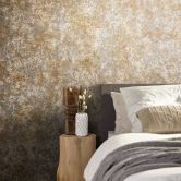 Vliesbehang in betonlook en lichte steenlook met bruine textuur 