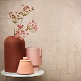 Vliesbehang met gipslook in beige, rode grafische tegels 