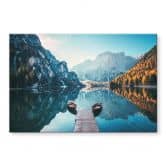 Tableau en verre acrylique Passerelle en bois au lac de Prague dans les Dolomites 