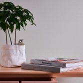 Ensfarvet hør-look grå tapet - stof-look tapet lysegrå - non-woven tapet 