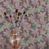 Florale Tapete Hawaii Lila Orange - Blumentapete Vlies - Designertapete Natur 