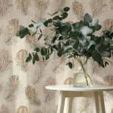 Papier peint intissé avec motif de plumes dans les tons beige et marron sur fond crème 