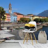 Fototapete Hafenpromenade am Lago Maggiore - 384x260 cm 