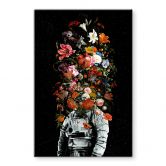 Glasbild Astronaut mit Blumen-Arrangement - Nicebleed 