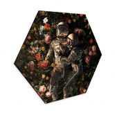 Hexagon Wandbild Astronauten auf einer Blumenwiese - Nicebleed - Alu-Dibond 