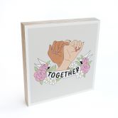 Houten Wanddecoratie om op te hangen - Together Sisterhood Floral Hands - 15x15 cm 