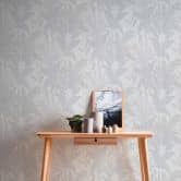 Papier peint avec un délicat motif de feuilles en gris et blanc - papier peint d'inspiration naturelle 