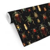 Papier peint à motifs UN Designs - Le paradis des scarabées (fond noir) 