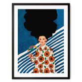 Poster Frau vor blau-weißem Hintergrund - Hülya 