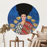 Sticker mural femme dans un champ avec des feuilles d'or - Hülya - Rond 