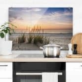 Spritzschutz Düne am Strand bei Sonnenuntergang 