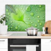 Crédence Foto - Cœur de goutte d'eau sur feuille verte 