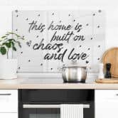 Stænkplade - This home is built on chaos and love - Transparent 