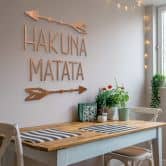 Træbogstaver Mahogni - Hakuna Matata med pile 