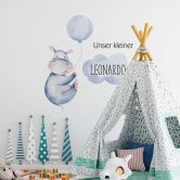Wandtattoo Wunschname Junge + Kvilis - Flusspferd blauer Luftballon 