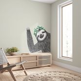 Vinkende dovendyr med blomsterkrans Wallsticker - Korenkova 
