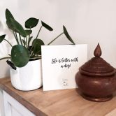 Billede af træ til at sætte op - Livet er bedre med en hund - 15x15 cm 