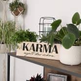Holzschild Karma regelt das schon 