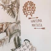 Træbogstaver Mahogni - Hakuna Matata med pile 