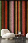 Vintage streepjesbehang motief behang in rood groen zwart met patina textuur 3,4 x 2,65 m 