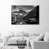 Leinwandbild, Hütte an einem Bergsee - schwarz und weiß 