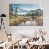 Tableau en verre acrylique Montagne idyllique dans une forêt de pins enchanteresse 