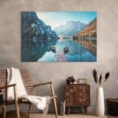 Tableau en verre acrylique Passerelle en bois au lac de Prague dans les Dolomites 