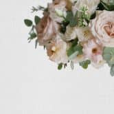 WhiteRoses bloemen behang in grijs crème - vliesbehang Designwalls 2 - 2,55 x 3,5 m 