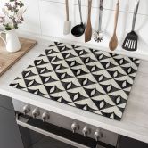 Herdabdeckplatte Geometrische Ornamente in Schwarz-beige - Treechild 