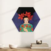 Hexagon Wandbild Frau mit roter Blütenkrone und Vogel - Hülya - Alu-Dibond 
