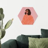 Hexagon Wandbild Frau mit orangefarbener Decke - Müller - Alu-Dibond 