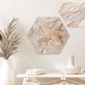 Hexagon Wandbild Sternfisch im goldenen Strand - Alu-Dibond 