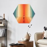 Hexagon Wandbild Frau vor der Regenbogen-Kulisse - Taudalpoi - Alu-Dibond 