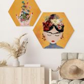 Hexagone - Bois Treechild - Colorful flowers in Frida's hands 