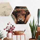 Hexagon Holzbild Treechild - Hochlandkuh mit Blütenkranz 