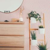 Tapet med mønster og striber - pink 