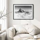 Poster Bergspitze über den weißen Wolken 