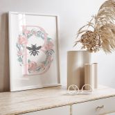 Poster Biene mit Blumenkranz - inspiriert von Bridgerton 