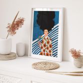 Poster Frau vor blau-weißem Hintergrund - Hülya 