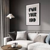 Plakat med ordsprog Own your odd | Motiverende ordsprog i sort og hvid 