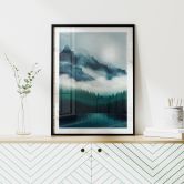 Poster Neblige Landschaft in der Nacht - SpaceFrog Designs 
