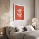 Plakat med slogan Vågn op og spark røv - Wilson 
