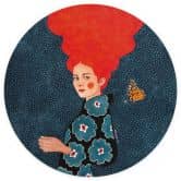 Fotobehang Vrouw in bloemenjurk met vlinder - Hülya - Rond - zelfklevend/niet-geweven 