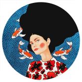 Sticker mural femme en robe fleurie avec koi - Hülya - Rond 
