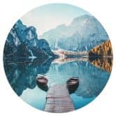 Muursticker Houten loopbrug bij het meer van Braies in de Dolomieten 